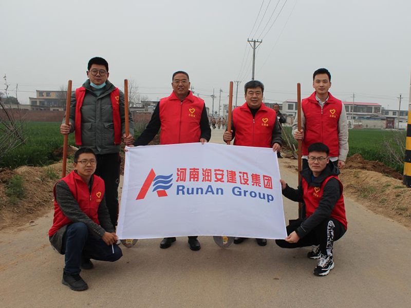 2022年，潤(rùn)安集團(tuán)深入寶蓮寺鎮(zhèn)二十里鋪村，助力人居環(huán)境整治。